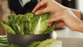 Una de las propiedades de la lechuga es el ser antioxidante. Esto la hace útil para combatir los signos del paso del tiempo, como las arrugas y manchas en la piel.