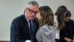 Por la muerte de la directora de fotografía Halyna Hutchinsen durante en rodaje de Rust en 2021.