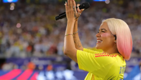 El Hard Rock Stadium se vistió de tricolor con la presentación de ‘la Bichota’ que salió envuelta en la bandera de su país natal alentando a la hinchada amarilla