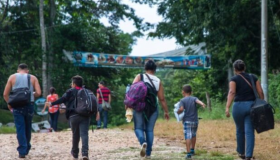 El desplazamiento forzado afecta significativamente la seguridad de la vivienda, la continuidad de la educación y la estabilidad de los ingresos