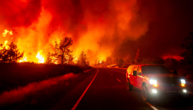 El fuego avanza rápidamente, con una velocidad de hasta 8 millas cuadradas por hora