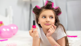 Los videos de niñas mostrando en las redes sociales cómo siguen una rutina con productos con activos que no están indicados para su edad, puso a los especialistas en alerta.