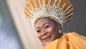 Durante su versátil carrera, actuó en diferentes series televisivas sudafricanas e interpretó a la lideresa de una de las tribus que aparecen en ‘Black Panther’