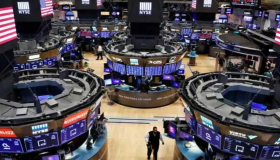 Wall Street cierra en rojo y el efecto rebote tras el caos del lunes se desinfla
