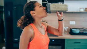 Su ingesta es crucial para el mantenimiento y reparación de tejidos. Expertos destacan que las porciones varían según factores como edad, género y nivel de actividad