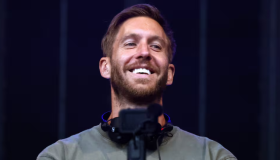 El dj escocés reúne 17 de sus mejores canciones y colaboraciones