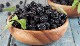 Además, este alimento, es una gran fuente natural de vitaminas C y K