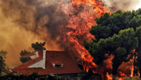 Más de 35 mil personas tuvieron que abandonar sus hogares en Grecia