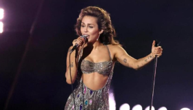 La cantante se convirtió en la artista más joven en recibir este título. En una ceremonia repleta de estrellas, habló sobre cómo fue lidiar con la fama desde su niñez.