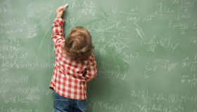 Cada año, desde 1992, se celebra esta fecha instaurada por el Club Internacional de Zurdos con el fin de concientizar sobre las dificultades que tienen los que escriben con la mano izquierda