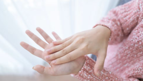 Las uñas son un indicador de la salud general del organismo, ya que su apariencia puede revelar deficiencias nutricionales y problemas metabólicos. 