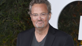 Matthew Perry, quien interpretó al sarcástico pero dulce Chandler Bing en la exitosa serie Friends, falleció a los 54 años.