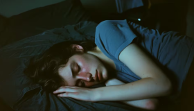 ¿Qué significa transpirar mucho al dormir y cuándo consultar al médico? 