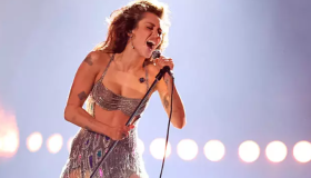 Demandan a Miley Cyrus por copiar una canción de Bruno Mars en 'Flowers'