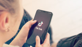 Siete familias en Francia denunciaron a TikTok por exponer a sus hijos adolescentes a contenidos nocivos 