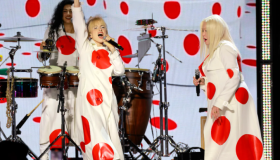 Cyndi Lauper invita a Hayley Williams de Paramore en concierto para interpretar el clásico «Girls Just Wanna Have Fun” 