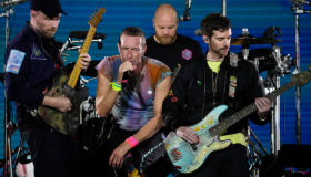 Chris Martin protagonizó una aparatosa caída durante concierto de Coldplay 