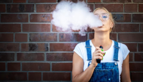 Cuál es el mejor método para que los jóvenes dejen el vapeo, que puede ser tan nocivo como el cigarrillo 
