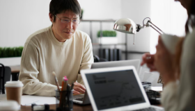 Tokio introducirá una semana laboral de cuatro días para fomentar la natalidad y la conciliación familiar 