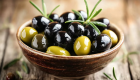 Los beneficios de las aceitunas: qué diferencia hay entre las verdes y las negras 