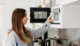 ¿El calor mata todo? Identificaron más de 100 cepas de bacterias en los microondas 