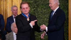 Biden condecora a Bono, Messi, «Magic» Johnson y Soros 