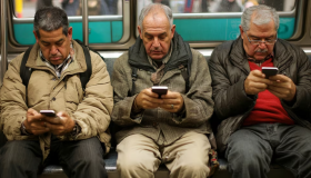 Consecuencias del uso excesivo del celular: el cuerpo se puede deformar 