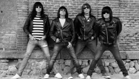 Cuál fue la primera canción punk rock de la historia 