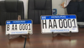 Tres empresas compiten para elaborar casi un millón de placas vehiculares pendientes 