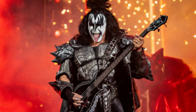 “El rock ya no está de moda, ser Swiftie es una cultura”: El bajista de la icónica banda Kiss reflexiona sobre el estilo musical 