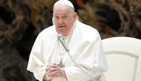 El papa sufre una crisis respiratoria y permanece en estado crítico