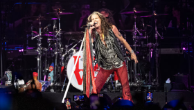 El secreto oculto tras los pañuelos de Steven Tyler en el micrófono