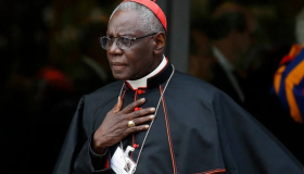 El cardenal Robert Sarah, el posible sucesor en la Silla de Pedro que abraza las ideas tradicionales en un mundo moderno y relativista 