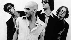 "Reveal" de R.E.M.: 24 años del disco que iluminó el costado más etéreo e introspectivo de la banda 