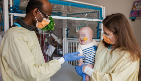 Bebé recibe la primera terapia genética personalizada del mundo 