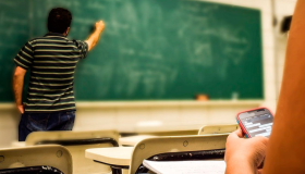 Nueva York se prepara para prohibir los celulares en las escuelas en el próximo curso 