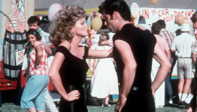 Grease celebra 47 años de su icónico número 1, 'You're the One That I Want 