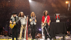 “Cryin’” cumple 32 años: la canción que convirtió el dolor en gloria rockera 