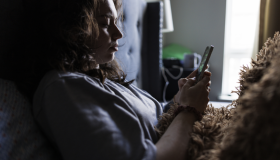 Cómo desintoxicarte del celular y vencer la adicción al ‘doomscrolling’ 