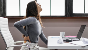 Cómo la mala postura diaria está dañando tu espalda, tu mente y tu digestión 