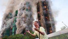Alerta en Hong Kong: Incendio arrasa residencial y cobra al menos 36 vidas