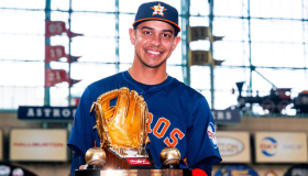 ¡Orgullo hondureño! Mauricio Dubón conquista de nuevo el Guante de Oro en la MLB 2025 