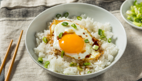 Por qué el arroz con huevo puede igualar a la carne roja en proteínas 