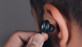El mal hábito con audífonos que pone en riesgo tu salud 