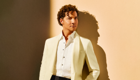 David Bisbal revive un clásico eterno con su nueva versión de “Vivir así es morir de amor”