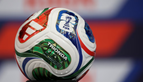 WhatsApp incorporó una novedad especial para acompañar la Copa Mundial de la FIFA 2026: el balón oficial del torneo ya puede usarse dentro de la aplicación como emoji, tanto en dispositivos Android como en iPhone, sin costo adicional para los usuarios.  Para encontrarlo, es necesario tener la aplicación actualizada a la versión 26.27.74 o superior. Luego, basta con ingresar a cualquier conversación, abrir el apartado de emojis y buscar “balón” o “fútbol”. Durante el torneo, el tradicional emoji de pelota mo
