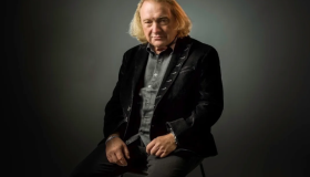 El exvocalista de Foreigner lanza una dura crítica al rock: “Solo un milagro puede salvarlo” 