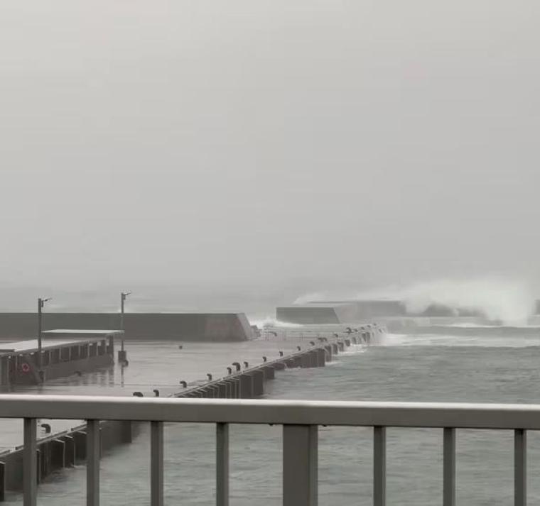 Alerta en Japón: un tifón «muy fuerte» se aproxima y provoca la cancelación de vuelos y trenes