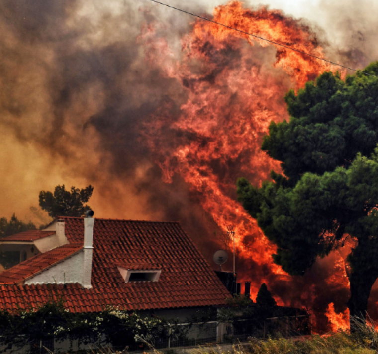 Más de 35 mil personas tuvieron que abandonar sus hogares en Grecia