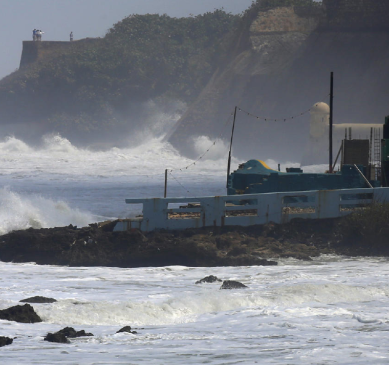 a tormenta tropical Ernesto se ha fortalecido algo en su camino hacia Puerto Rico y las Islas Vírgenes